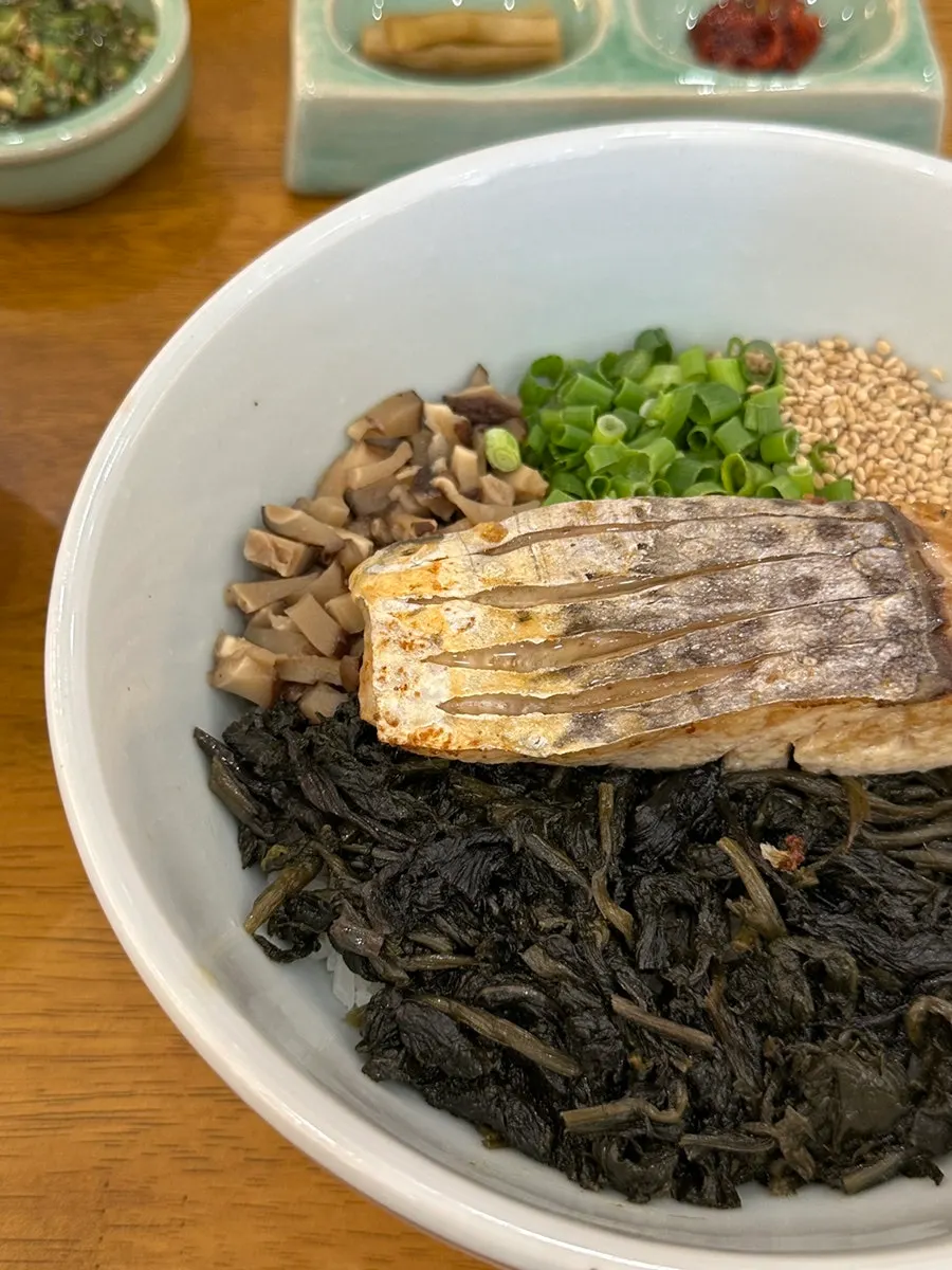 Table with mackerel gondre rice and yukhoe bibimbap