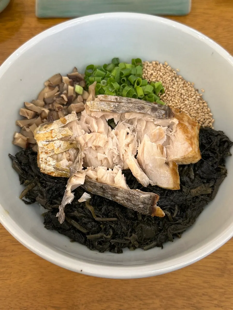 Mackerel gondre rice topped with gondre herb, green onion, and mushrooms