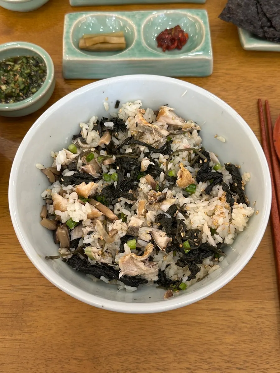 Gondre rice with shredded mackerel on top