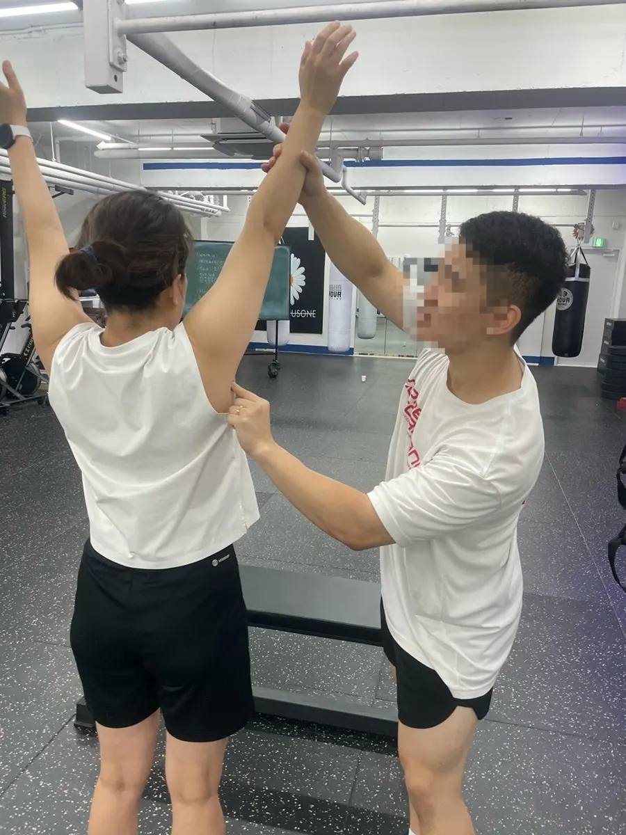 케틀벨 동작을 진행하는 그룹PT 수업