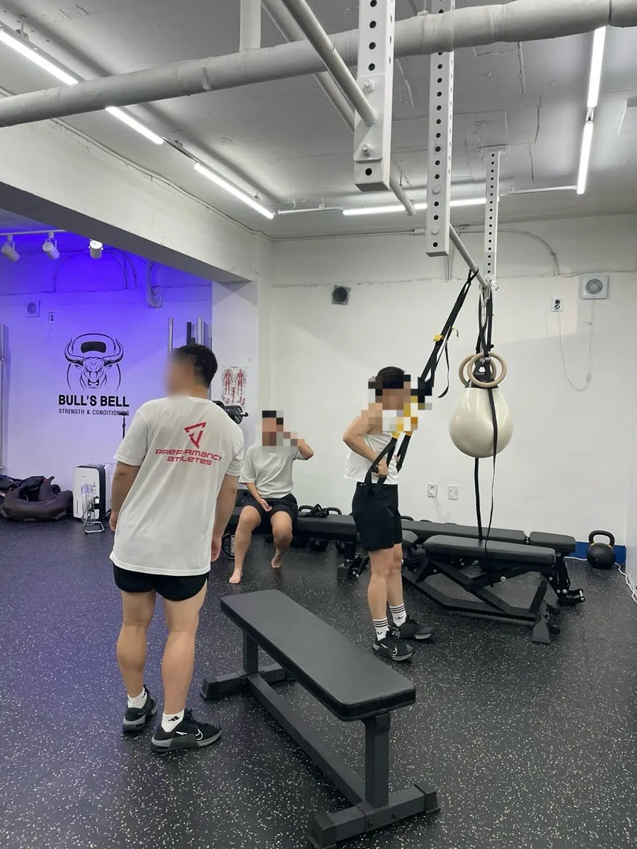 복싱 글러브를 끼고 훈련하는 회원
