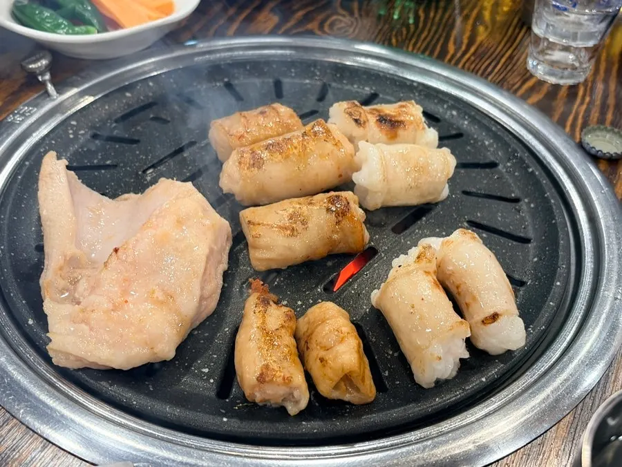 Makchang and daechang grilling on the grill, laid out by type