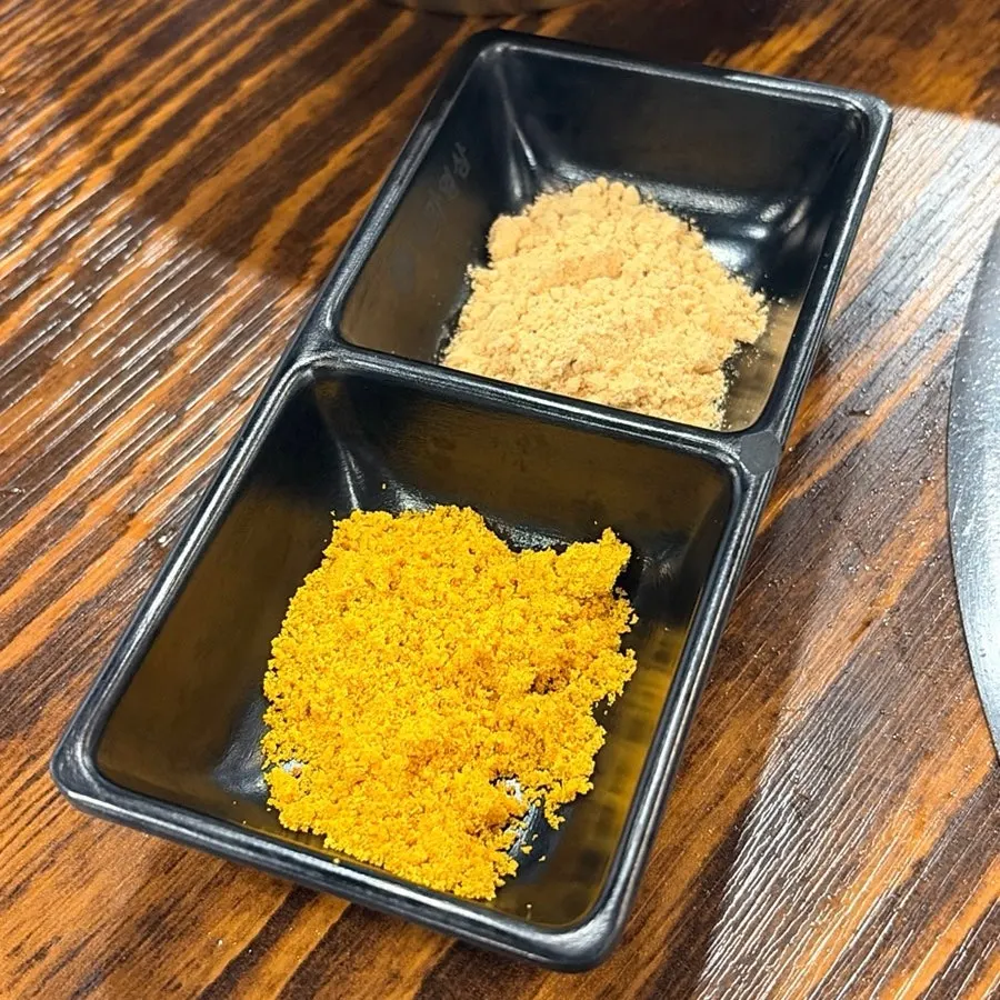 Bean powder and curry powder served with pork skin