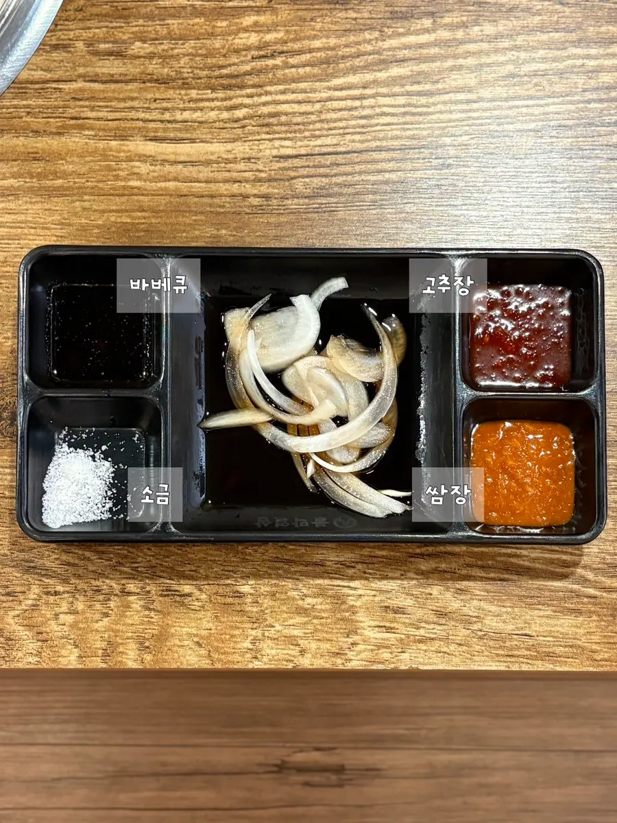 玉ねぎ漬けと添えソースの皿