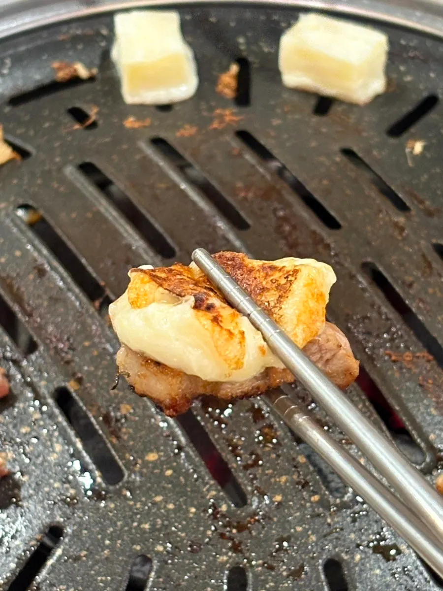 鉄板の端で焼くチーズ
