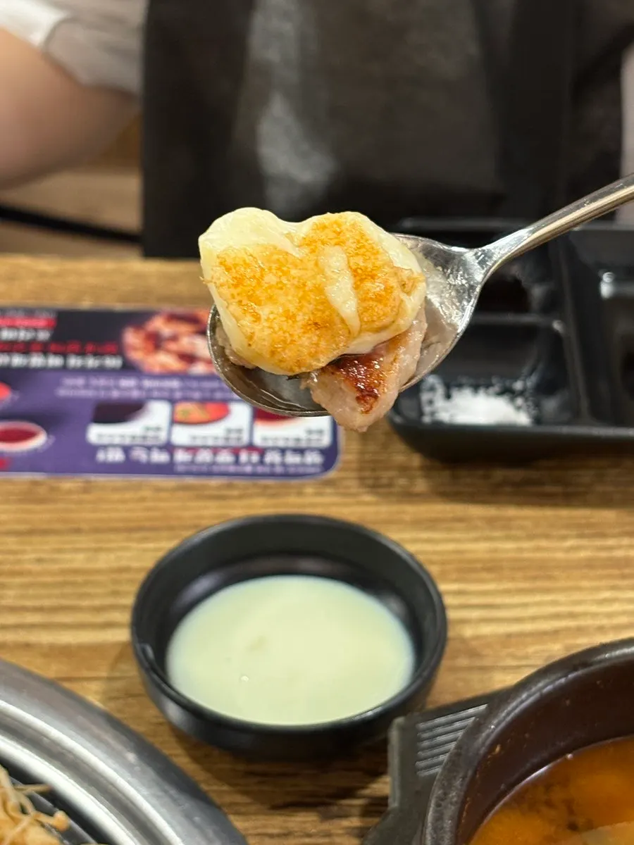 練乳ソースにつけた焼きチーズ