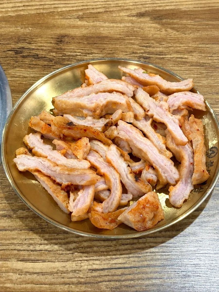 細長く切られて出てきた下焼き済みの生マクチャン