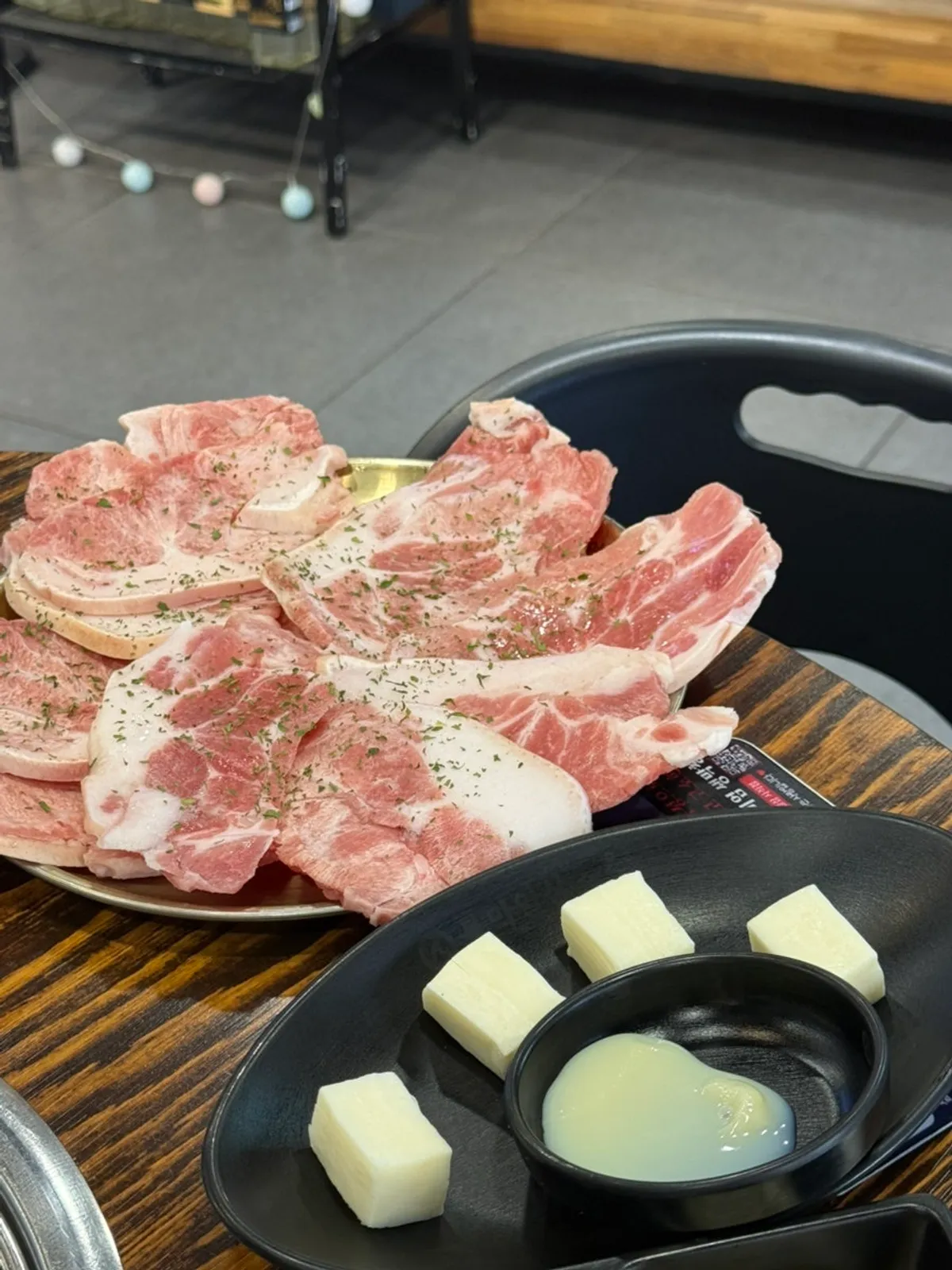 Kkodeulsal on the grill served with cheese