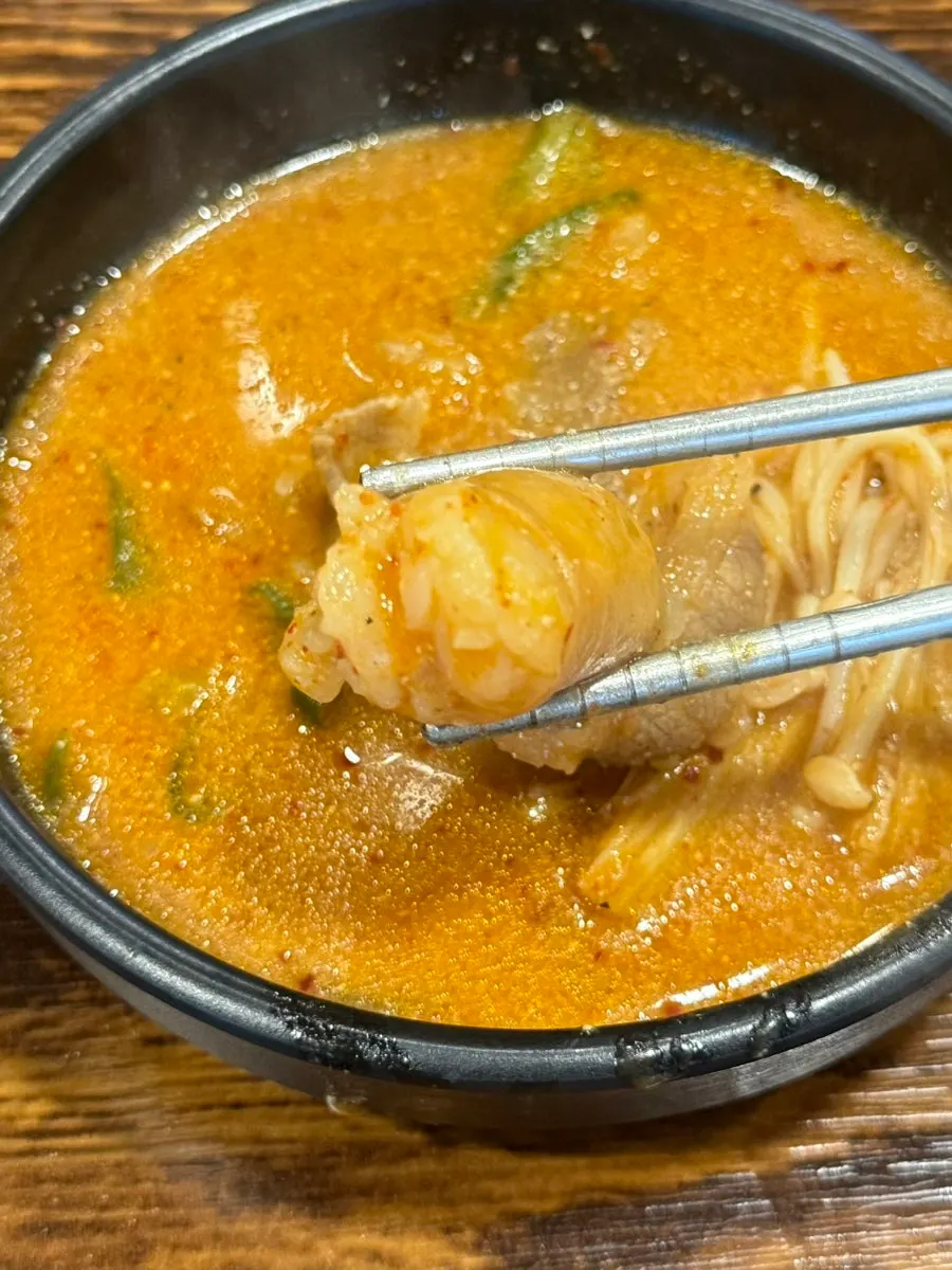 Glass noodles and enoki mushrooms soaked in broth