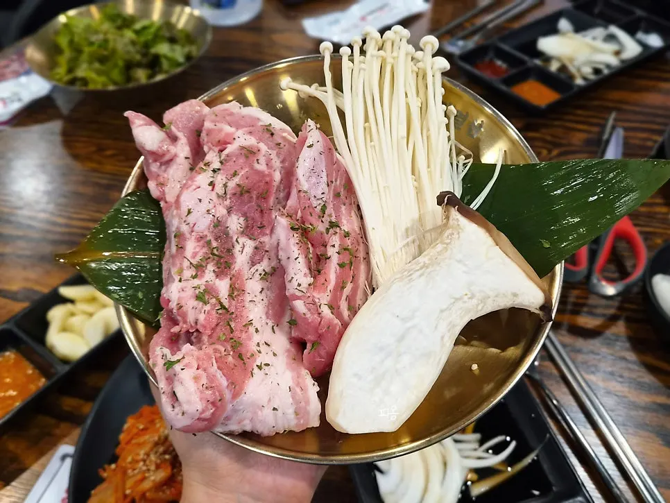 돈세트에 나온 생삼겹 2인분