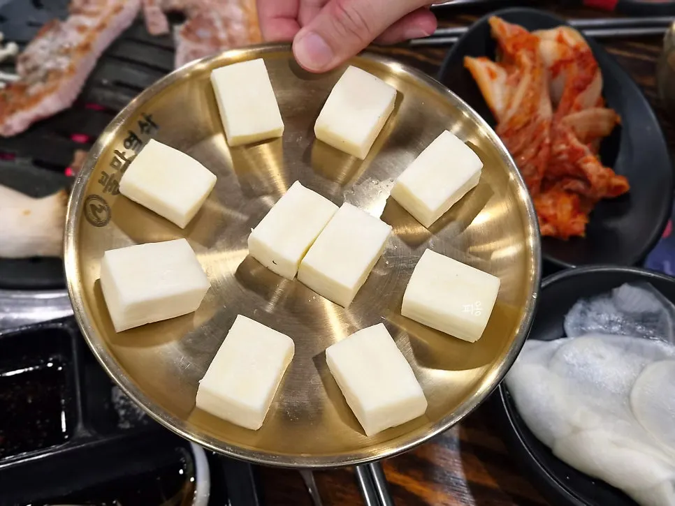 겉절이에 올린 삼겹살 한 점