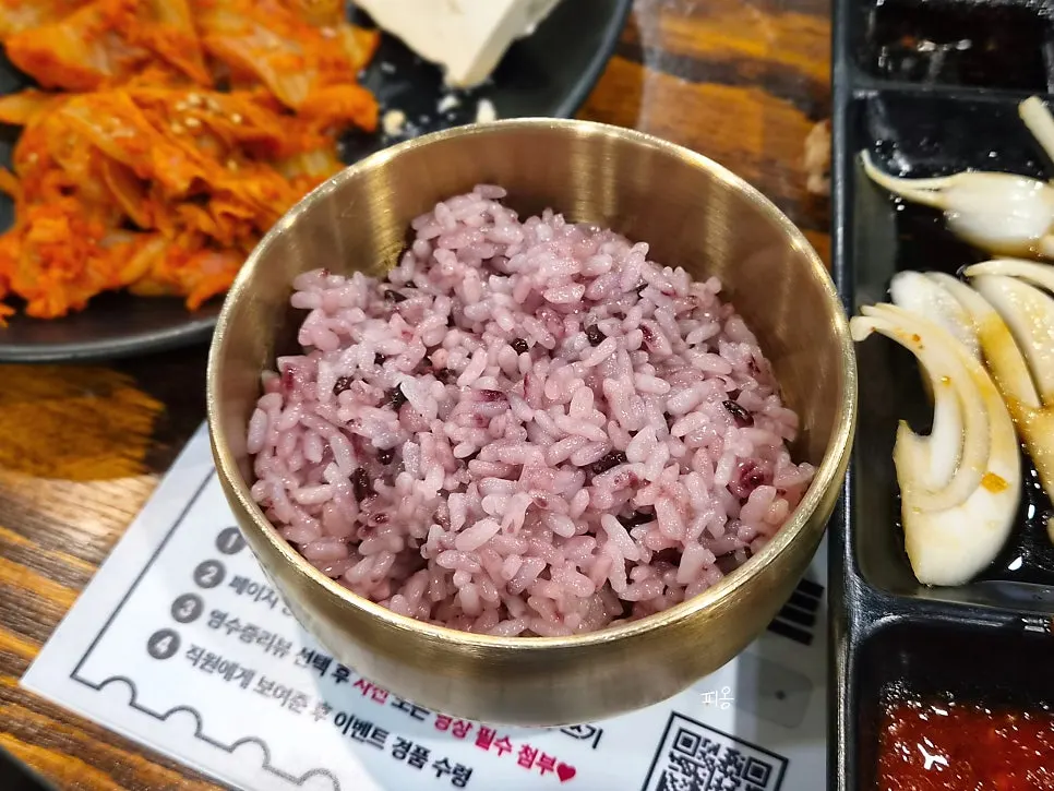 세트에 포함된 된장찌개와 흑미 공기밥