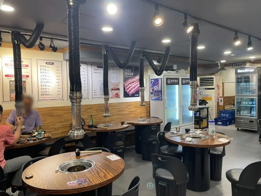 Interior of Bulmak Yeolsam Sajik with table seating