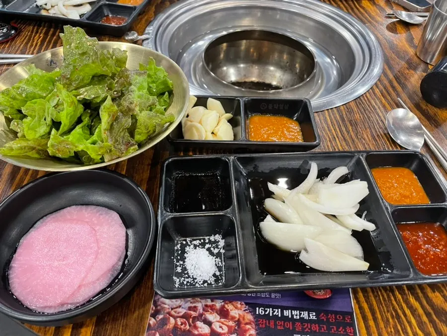 Basic side dishes served at Bulmak Yeolsam Sajik