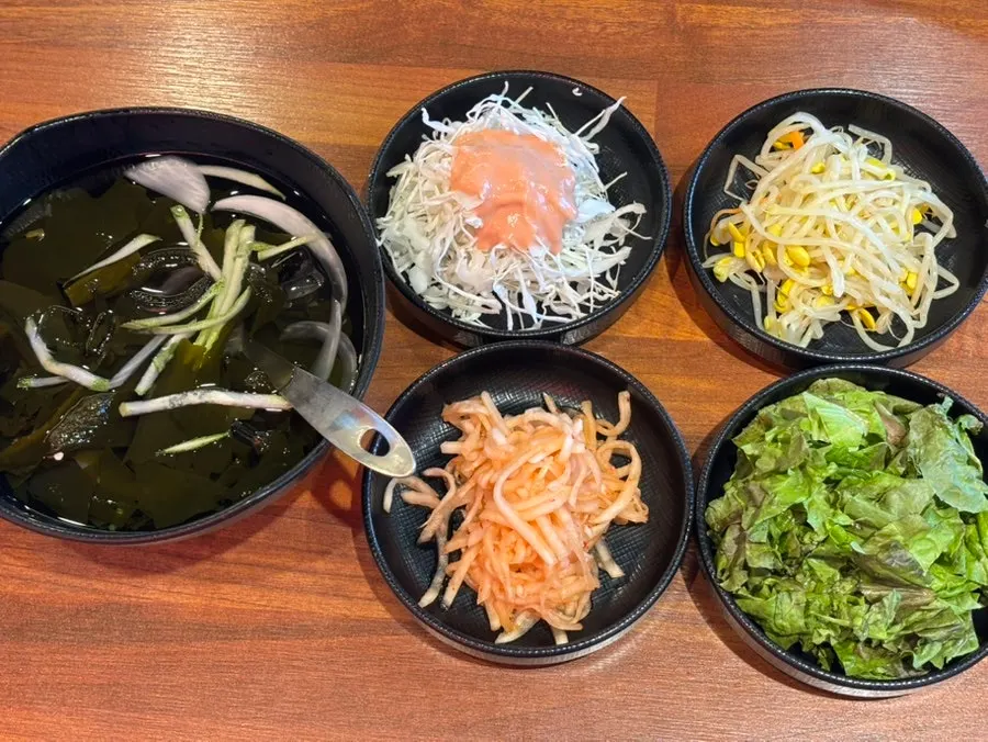미역오이냉국과 무생채 등 기본 밑반찬 상차림