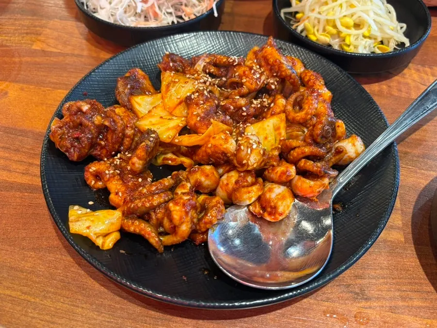 윤기 흐르는 쭈꾸미볶음 덜매운맛