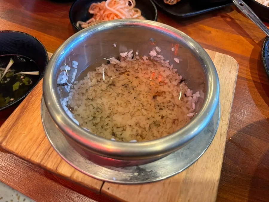 갓 지어 나온 따끈한 솥밥