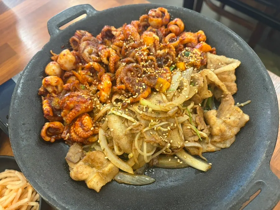 Medium-spice jjukkumi pork belly with bean sprouts and onion
