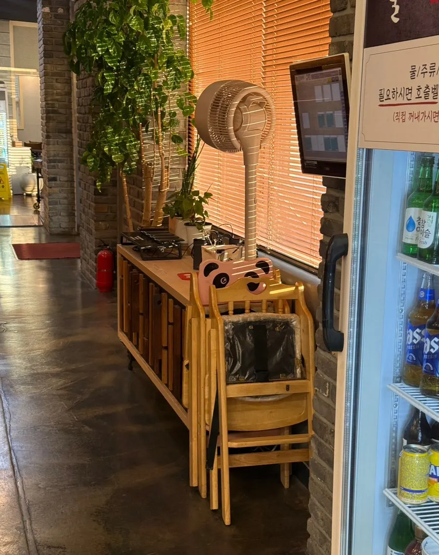 테이블 간격이 여유로운 홀 좌석 모습