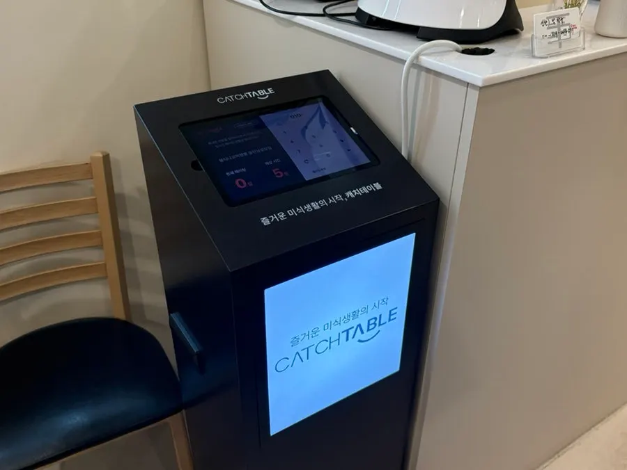 Waiting area at the entrance with no wait
