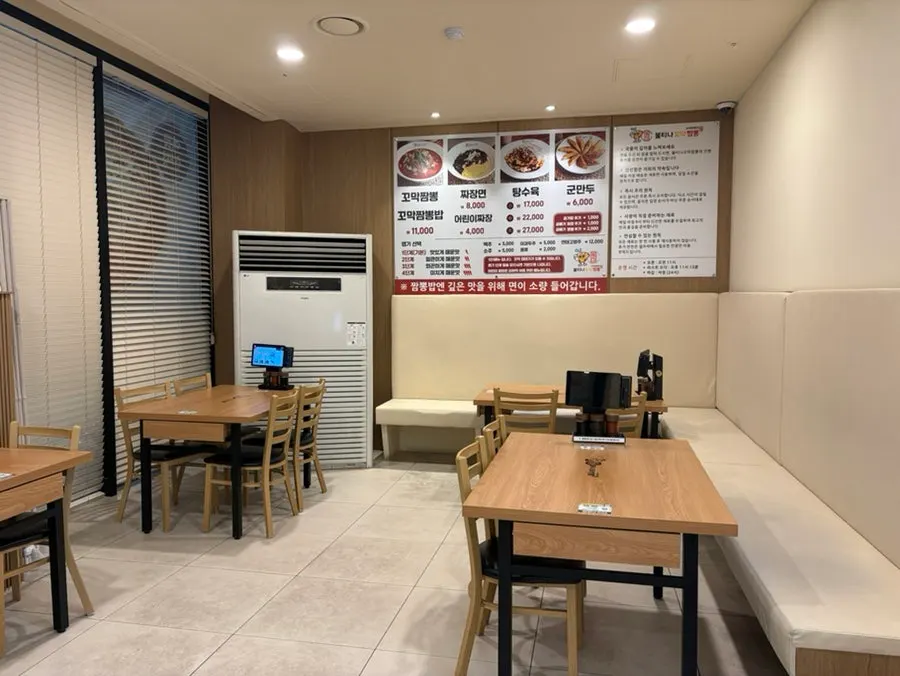 Additional dining space extending to the side