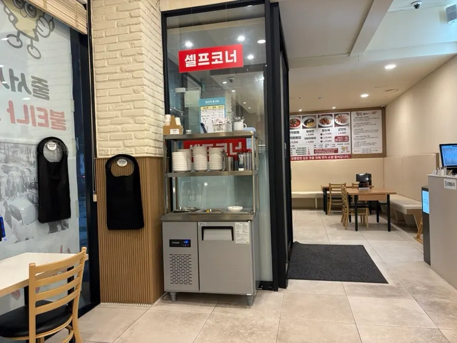 Self-service corner for basic side dishes