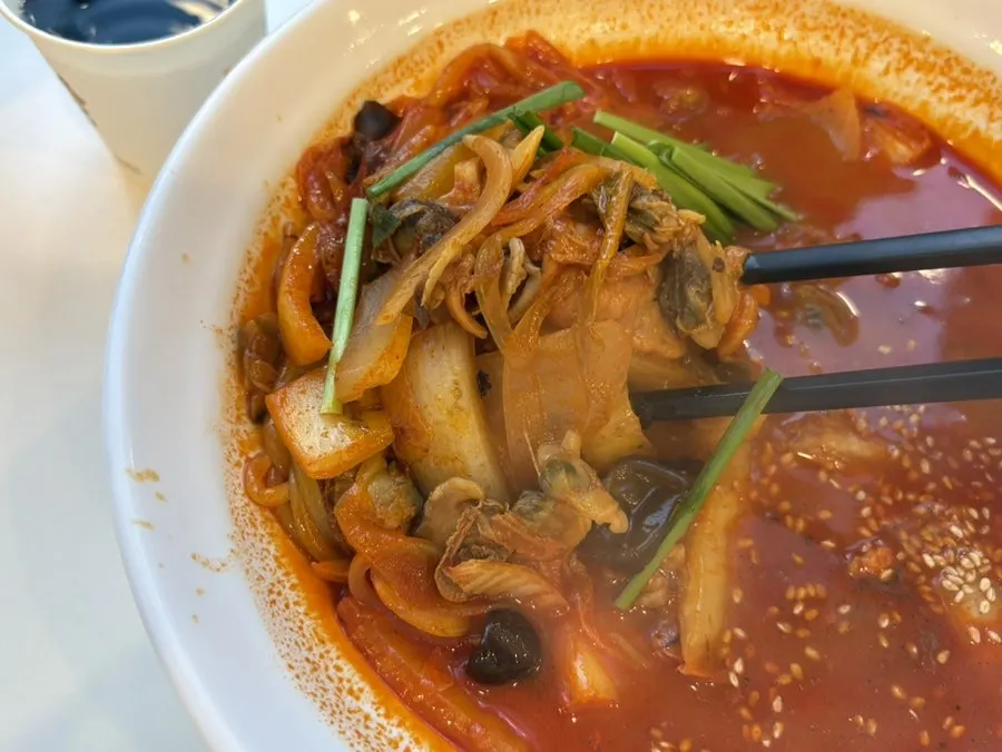 Inside of the jjamppong rice packed with cockles and clams