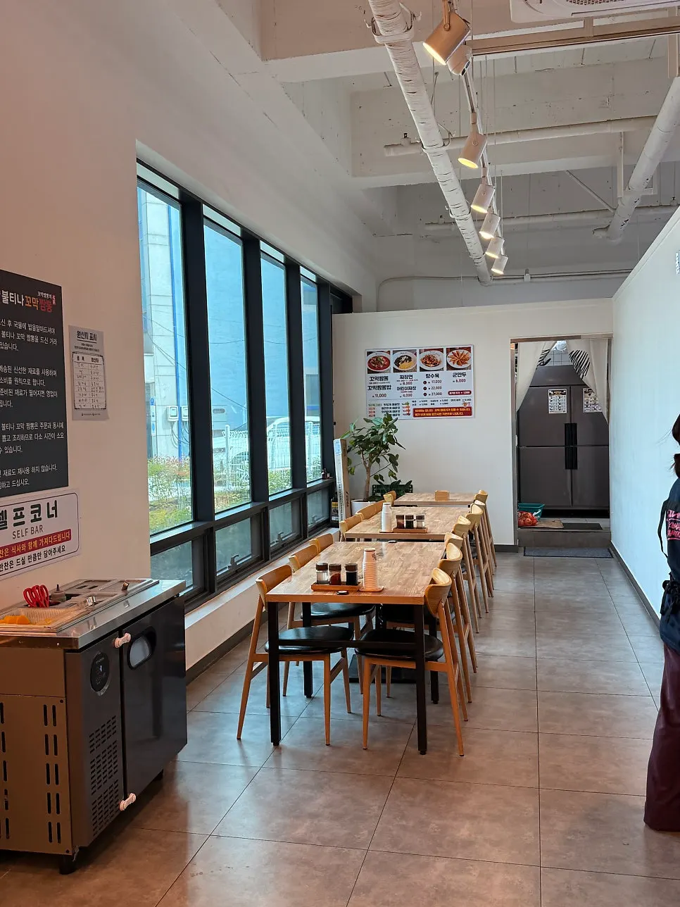 Regular table seating with wide spacing