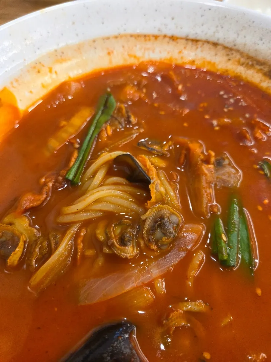 Noodles lifted from the jjamppong rice bowl