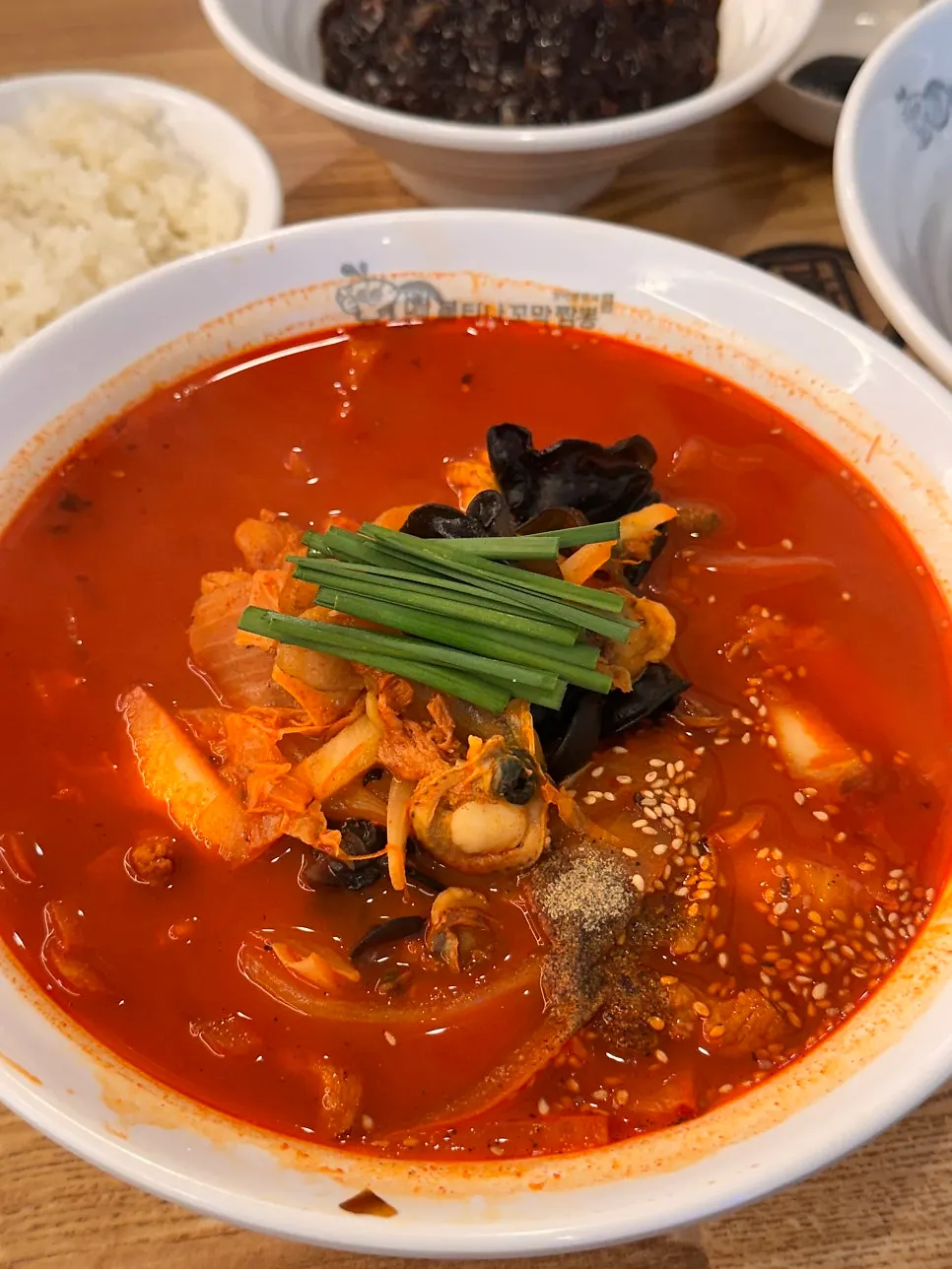 A bowl of large level-2 cockle jjamppong