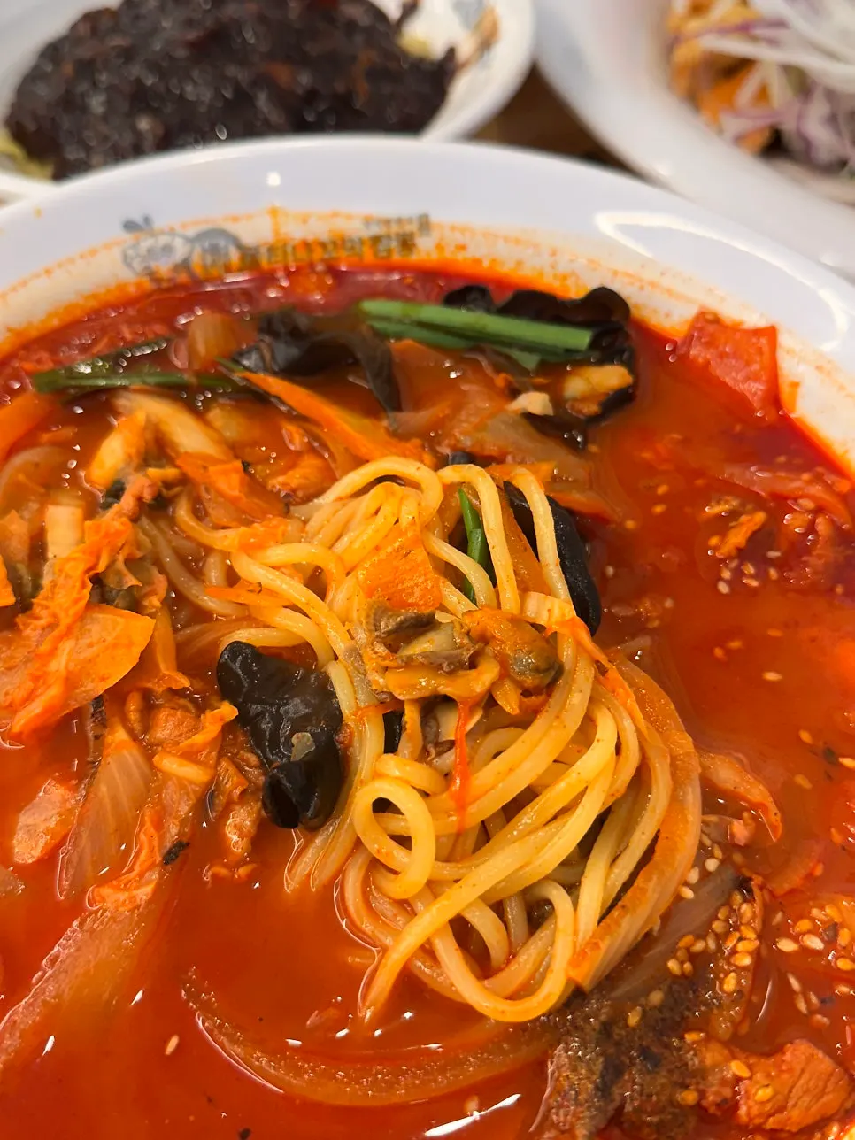 Toppings and cockles in the jjamppong