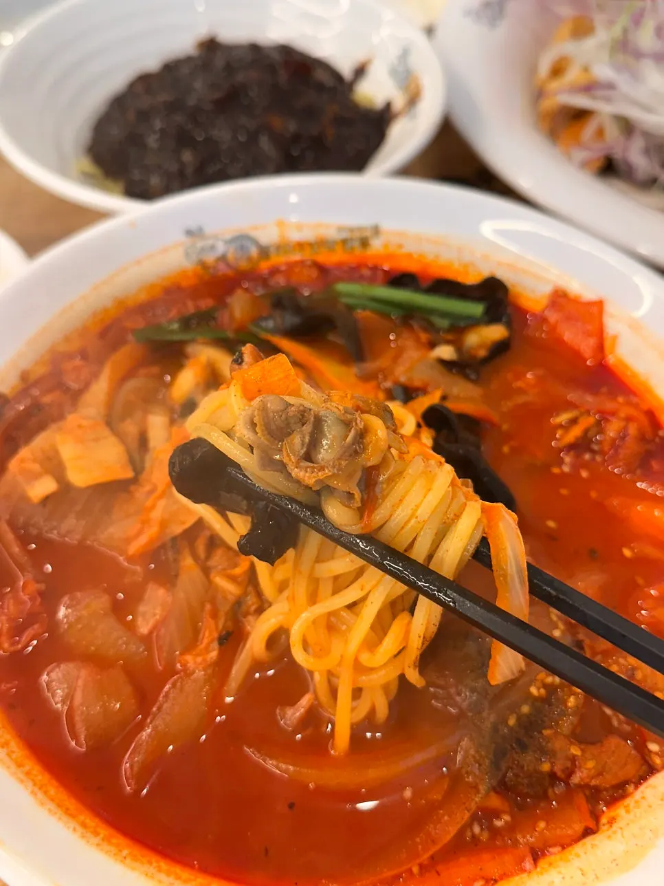 Cockles and vegetables piled on the noodles