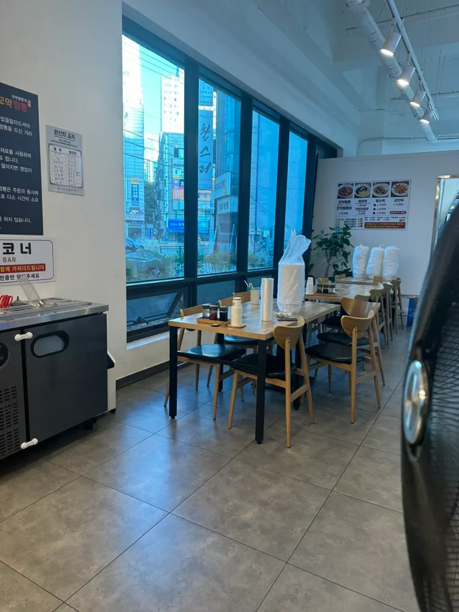 Tables inside Bultina Kkomak Jjamppong Sinbang Branch