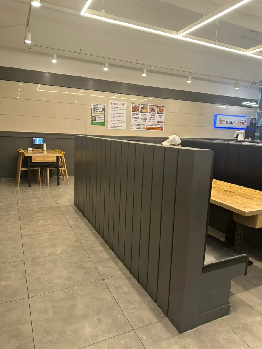 Well-separated, spacious seating at Bultina Kkomak Jjamppong Sinbang Branch