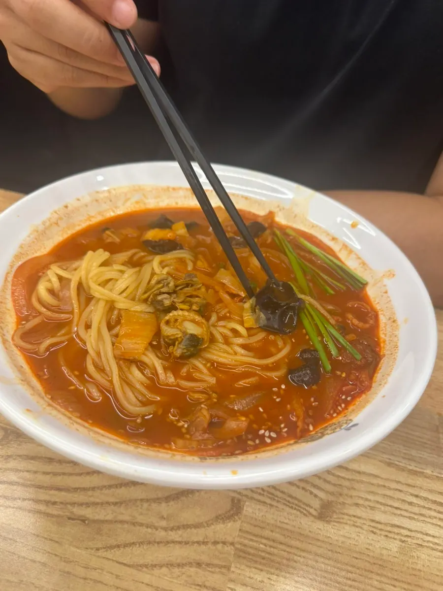 Noodles lifted from the cockle jjamppong