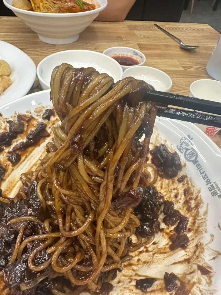 Jjajangmyeon noodles with a yunni-jjajang feel