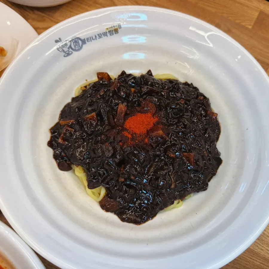꼬막짬뽕과 함께 주문한 메뉴 상차림