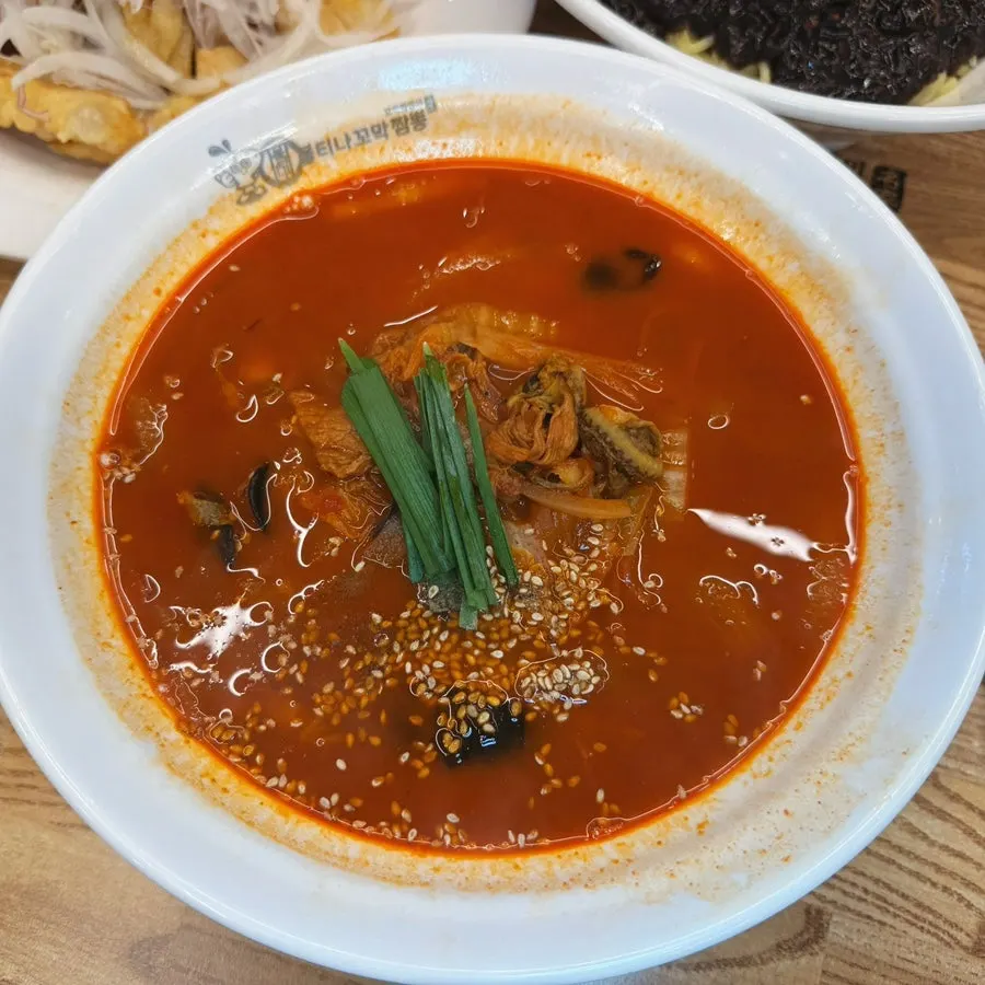 꼬막짬뽕 국물과 면 클로즈업