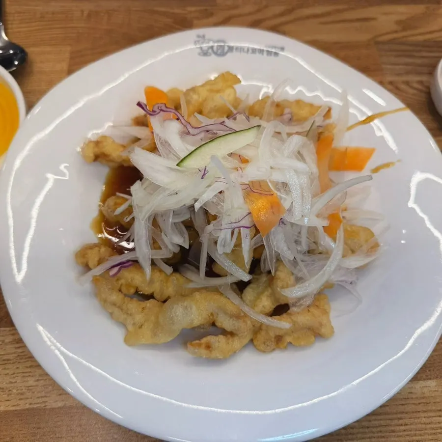 탕수육과 짜장면이 놓인 테이블