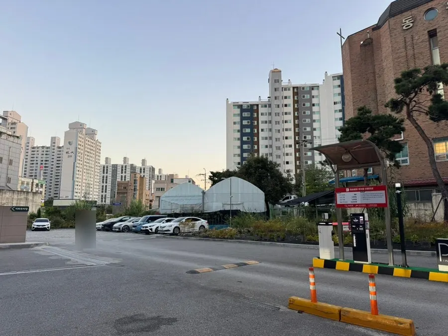 우리은행 신방동지점 건물 입구 쪽 전경