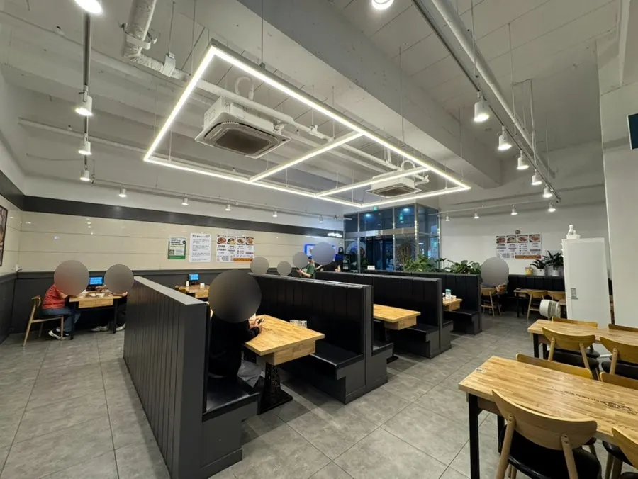 널찍한 불티나꼬막짬뽕 신방점 홀 좌석