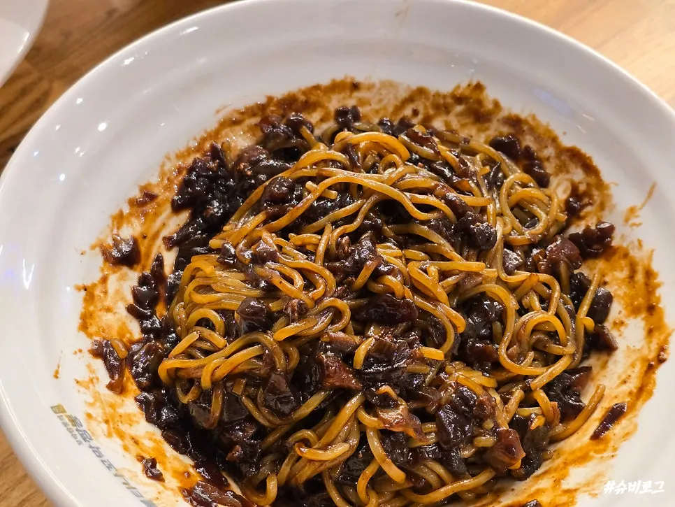테이블에 차려진 짜장면과 꼬막짬뽕 한 상