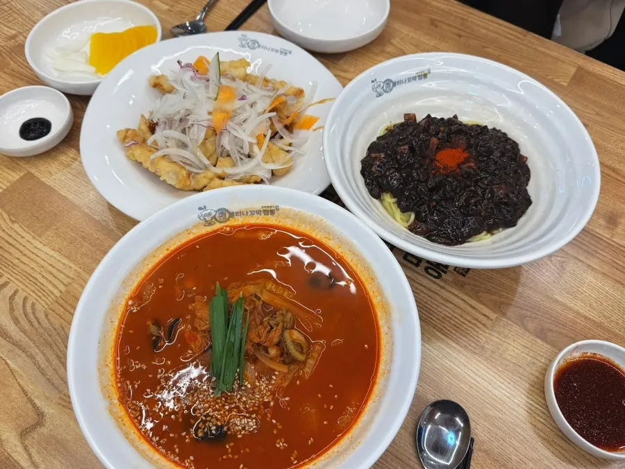 주문한 꼬막짬뽕 짜장면 탕수육 한 상