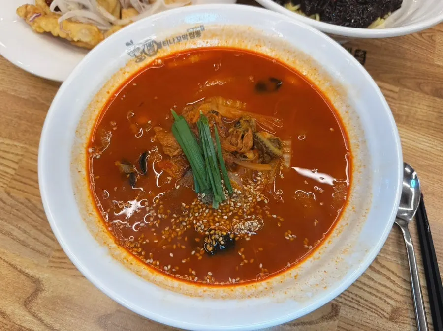 꼬막이 가득 담긴 꼬막짬뽕 2단계