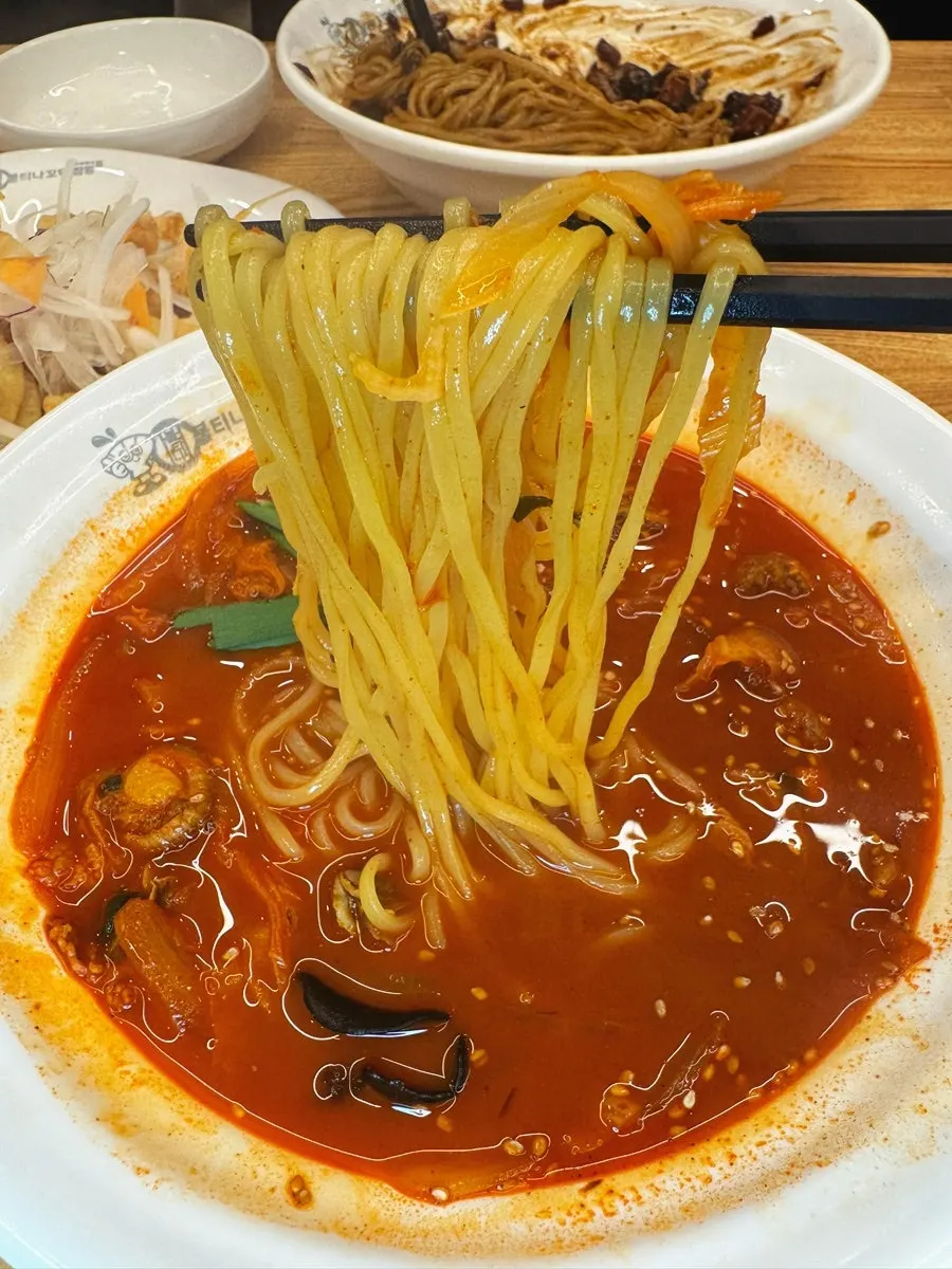 쫄깃한 짬뽕 면을 건져 올린 모습