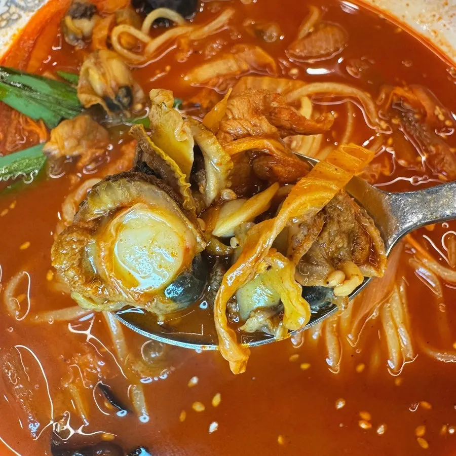 껍질을 벗겨 나온 꼬막살과 조개