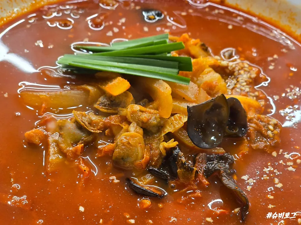 단무지와 함께 먹는 짜장면