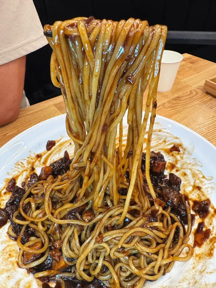 비벼낸 옛날식 짜장면 클로즈업