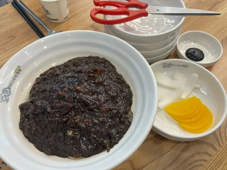 Jjamppong and jjajangmyeon served quickly on the table