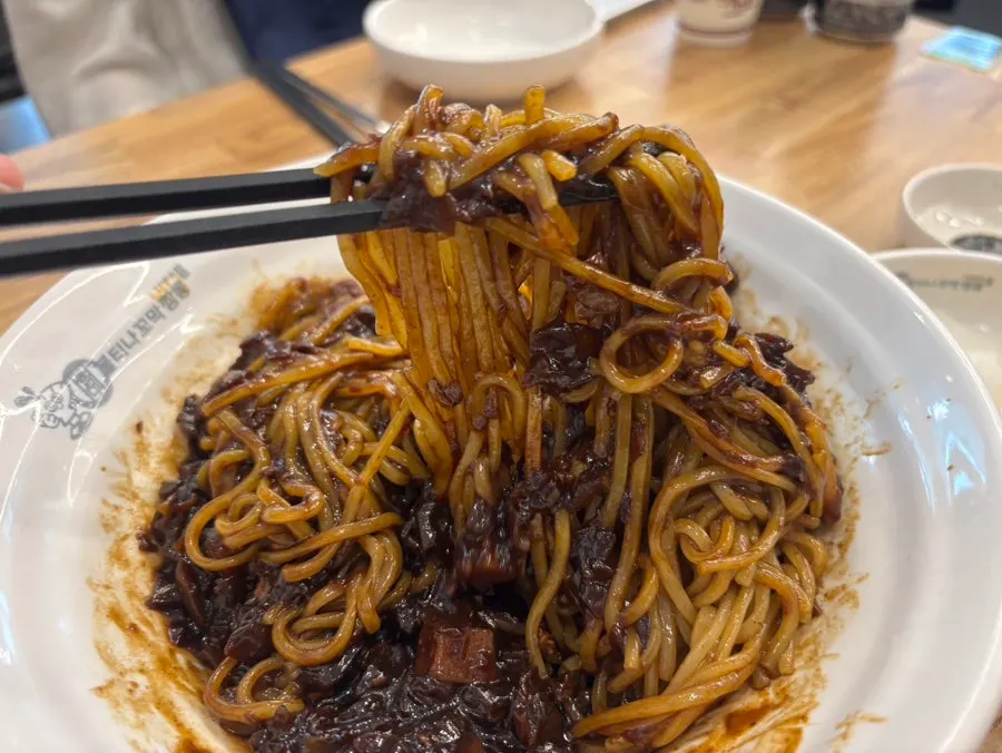 Chopsticks lifting jjajangmyeon noodles